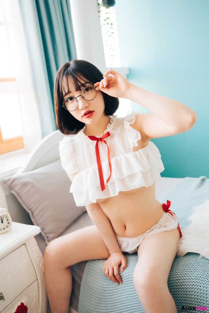 asianpink.net-Loozy-The-Queen-Is-Back-Son-Ye-Eun