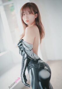 The Curvy Spider Girl